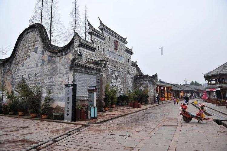 我国首座“四高”特长公路隧道全线贯通